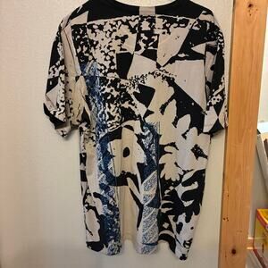 Nike Tee Retro with Abstract Print White and Black, Blue Swoosh Sz.‎ Large